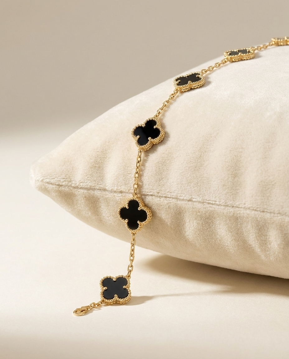 Pulsera Noir Fleur - Vista lateral colgando