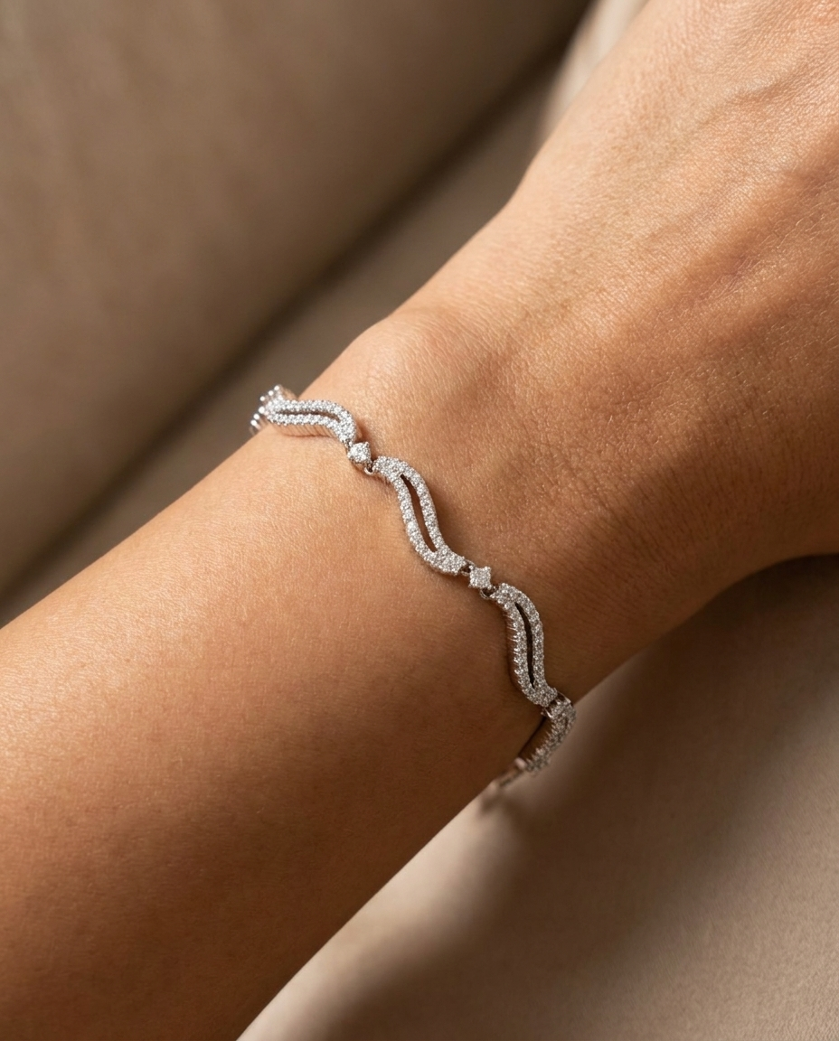 Brazalete Ondas - En muñeca de modelo