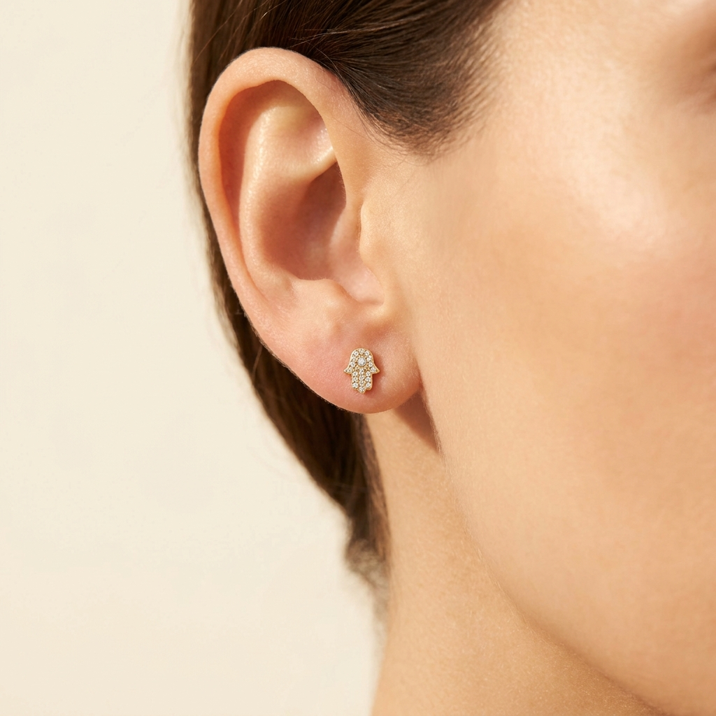 Stud Hams en oreja mostrando escala real 6mm