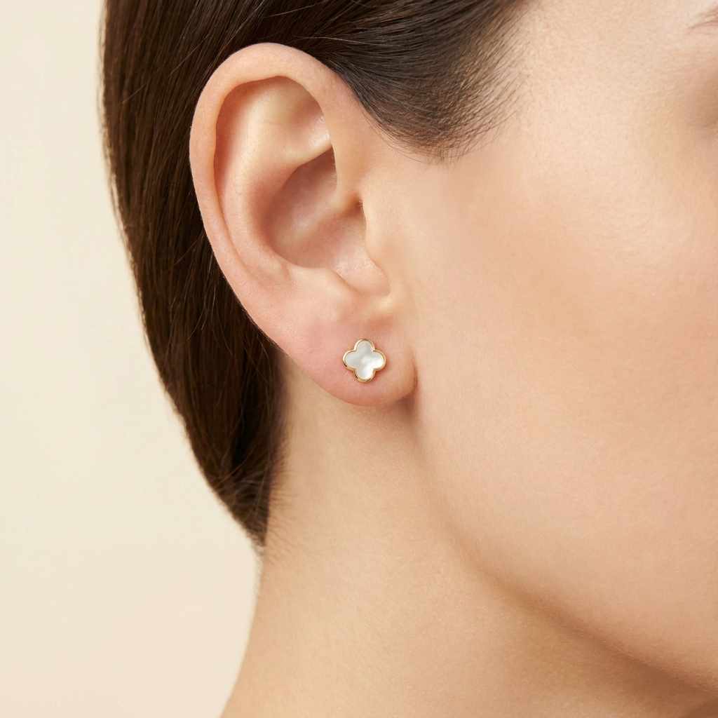 Aretes Trébol Cuatro Pétalos en oreja escala real 7mm