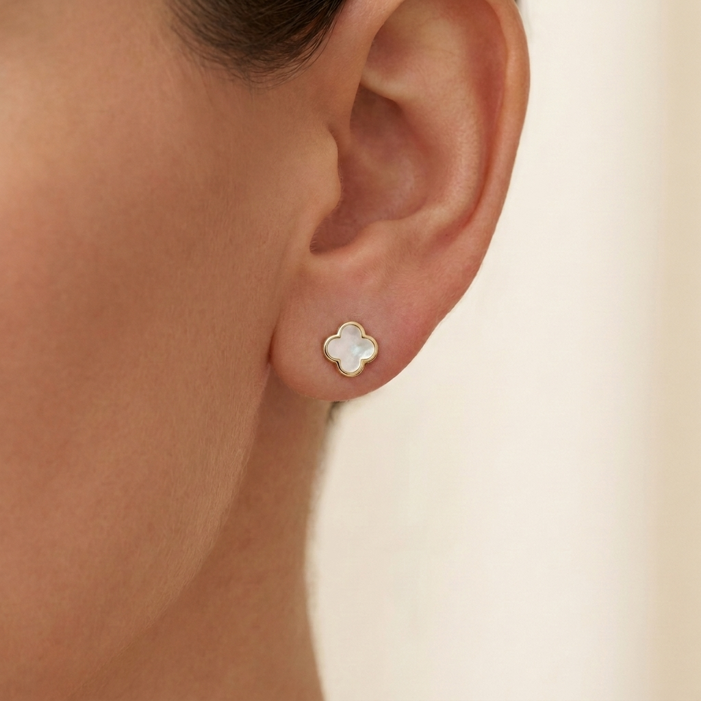 Aretes Trébol Cuatro Pétalos en oreja escala real 7mm